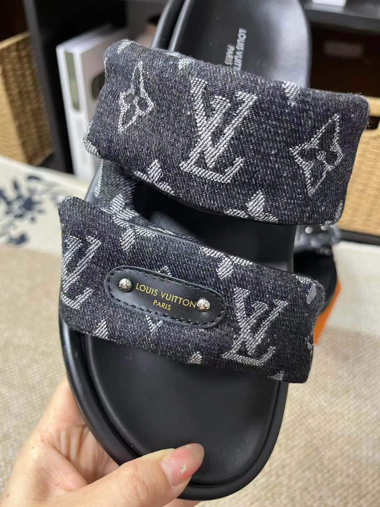 P340 yuan LV Louis Vuitton Full of high-end feel! A popular model among bloggers at home and abroad, it’s retro and fashionable, and looks stunning on your feet! Mainly recommended model on the official website★ ━━━━━ ЅᏇєєt ━━━━━ ▪️Upper: original calfskin ➕5D printing process ▪️Inner: imported mixed sheepskin ▪️Outsole: original molded foam outsole ▪️Size: Female 35-40 Men's 39-44 (women's 41 men's 45)